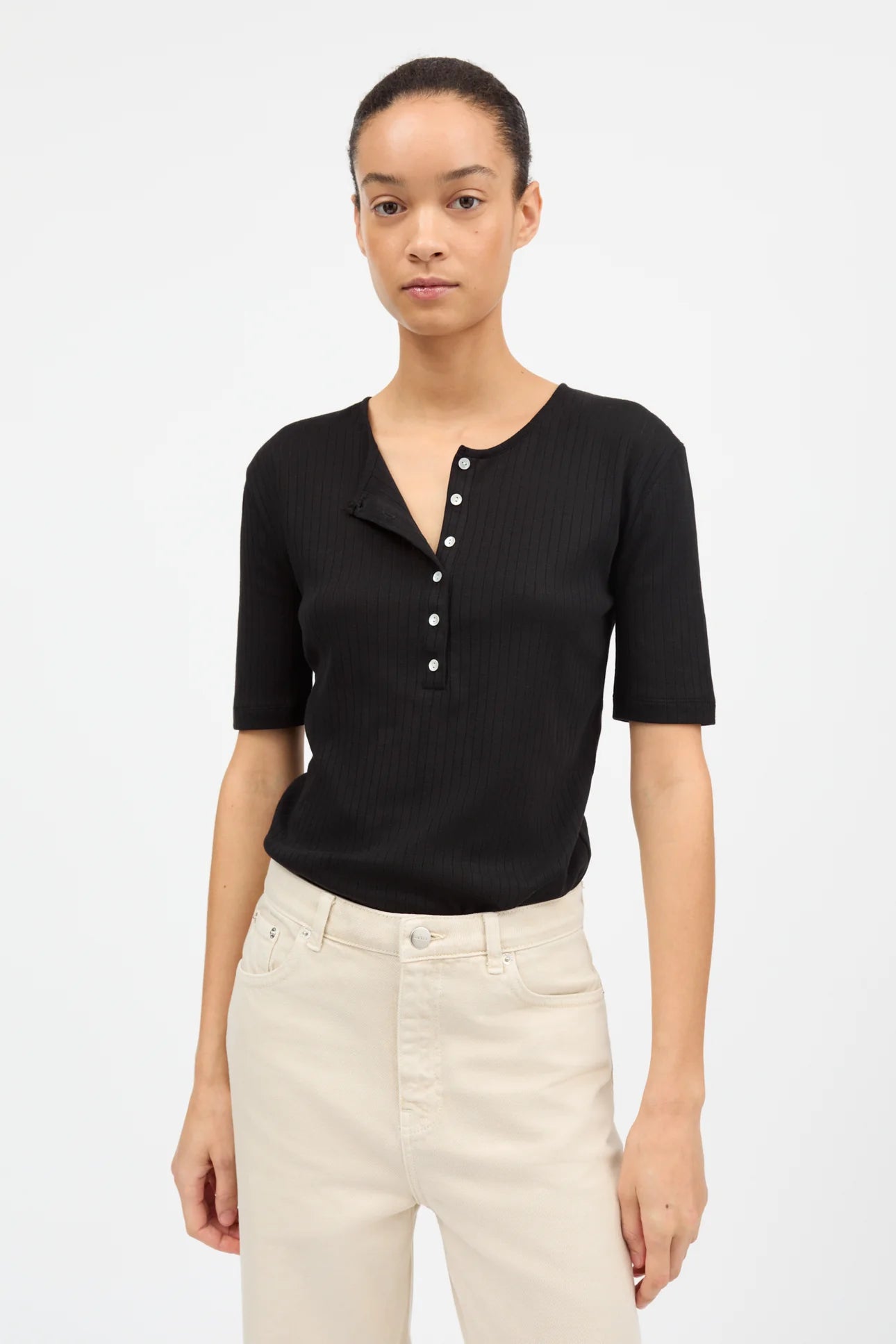 Skall Studio Liv Henley Tee | Black