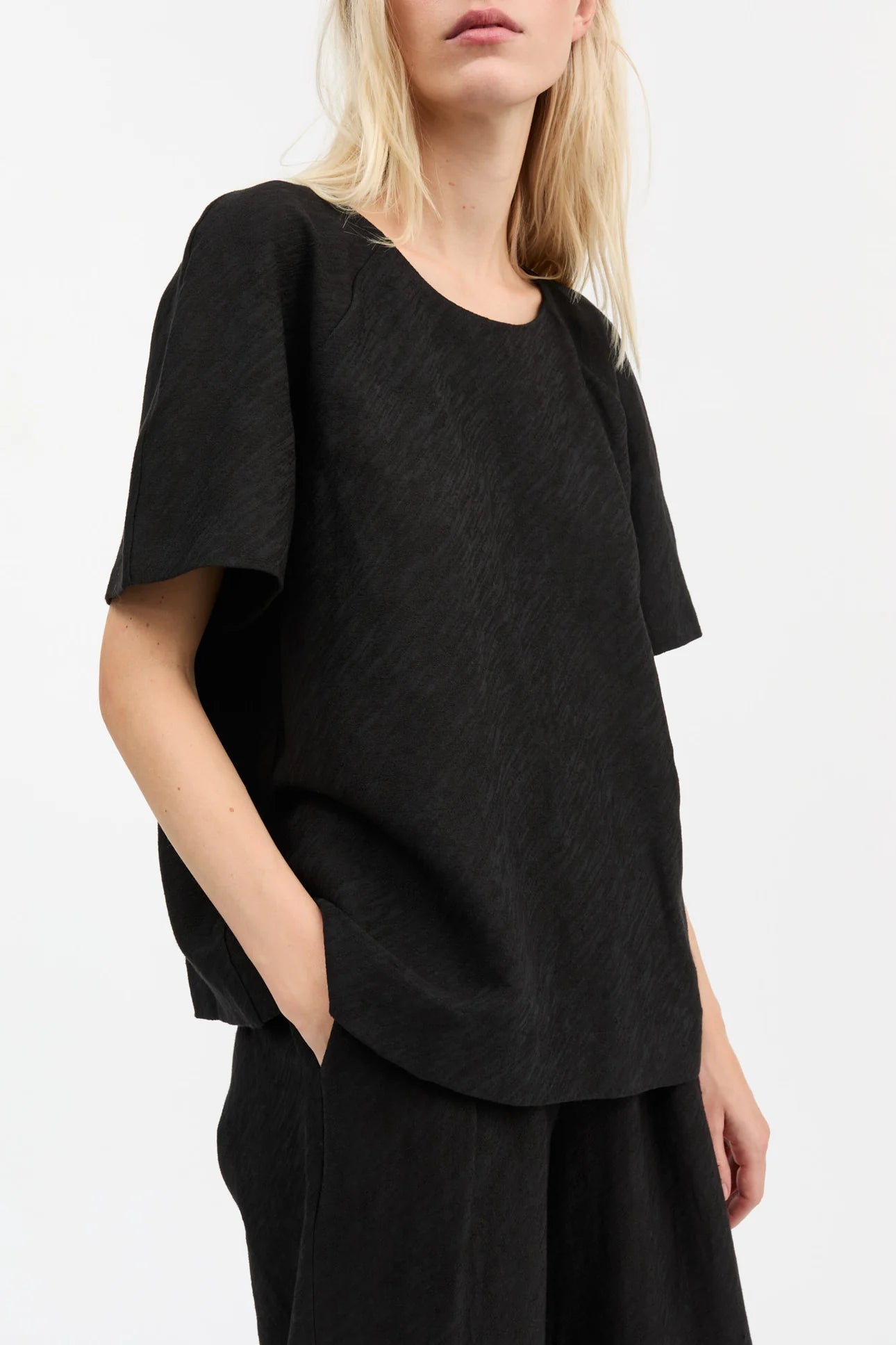 Skall Studio Nila Tee | Black